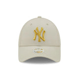 New Era NY Yankees Metallic Logo 9FORTY Gorra Mujer Beige